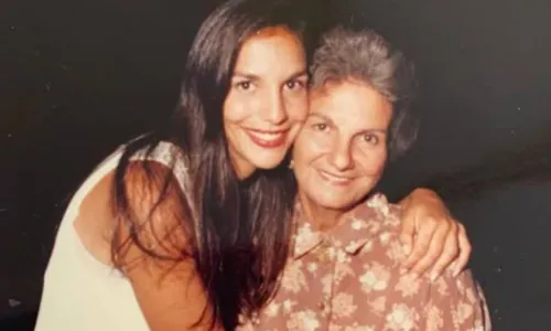 
				
					'Tudo que eu queria era você aqui', diz Ivete Sangalo sobre mãe
				
				