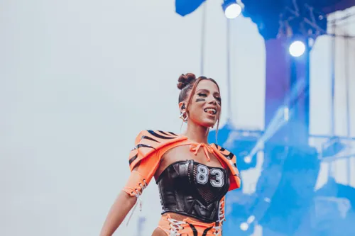 
				
					Anitta registra nova música com compositores de peso
				
				