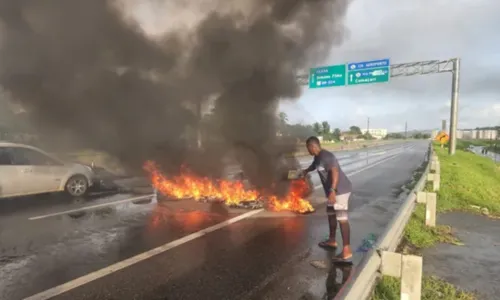 
				
					Em protesto, moradores do Jd. das Margaridas interditam BA-526
				
				