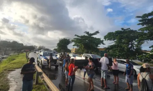 
				
					Em protesto, moradores do Jd. das Margaridas interditam BA-526
				
				