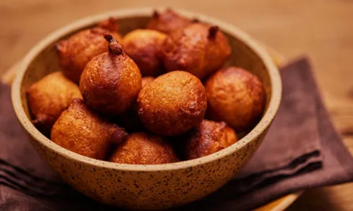 
				
					Aprenda a preparar bolinhos de chuva puff-puff
				
				