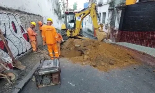 
				
					Ladeira dos Barris é interditada após surgimento de cratera
				
				