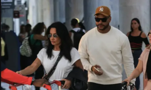 
				
					Tony Salles e Scheilla Carvalho desembarcam em aeroporto do RJ
				
				