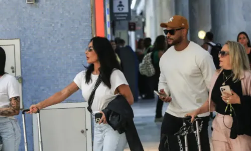 
				
					Tony Salles e Scheilla Carvalho desembarcam em aeroporto do RJ
				
				