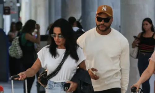 
				
					Tony Salles e Scheilla Carvalho desembarcam em aeroporto do RJ
				
				