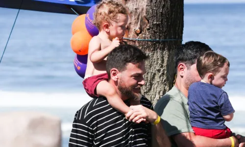 
				
					Emílio Dantas e Edson Celulari levam filhos para brincar na praia; FOTOS
				
				