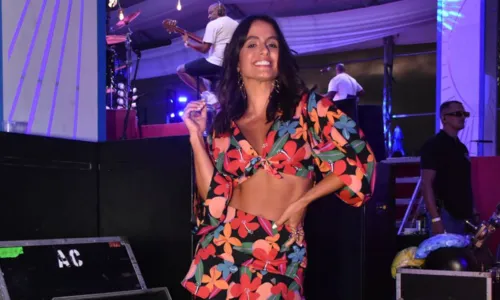 
				
					Carol Peixinho curte show de Thiaguinho em Recife; FOTOS
				
				