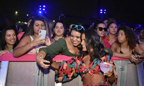 
				
					Carol Peixinho curte show de Thiaguinho em Recife; FOTOS
				
				