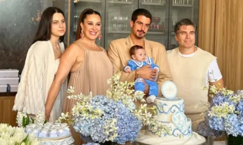 
				
					Filho de Claudia Raia é batizado e tem irmãos como padrinhos
				
				