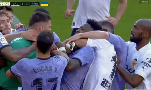 
				
					Vini Jr. sofre racismo e é expulso em jogo entre Real e Valencia
				
				