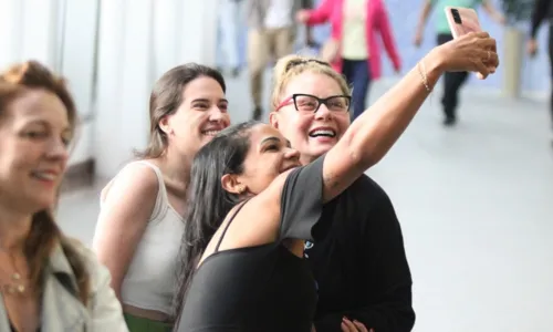 
				
					Vera Fisher dá show de simpatia em aeroporto no Rio de Janeiro
				
				