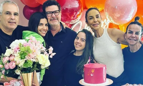 
				
					Ivete Sangalo ganha festa de aniversário nos EUA: 'Surpresa linda'
				
				