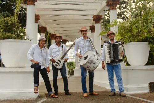 
				
					Bando Salvador de Forró faz homenagem à 'Rainha do Forró' Anastácia
				
				