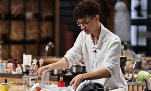 
				
					Neylano é o 1º eliminado da décima temporada do 'MasterChef BR'
				
				