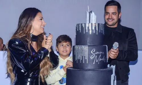 
				
					Celebridades marcam presença no aniversário de Simone Mendes
				
				