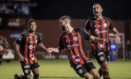 
				
					Nos acréscimos, Vitória bate CRB por 1 a 0 e segue líder da Série B
				
				