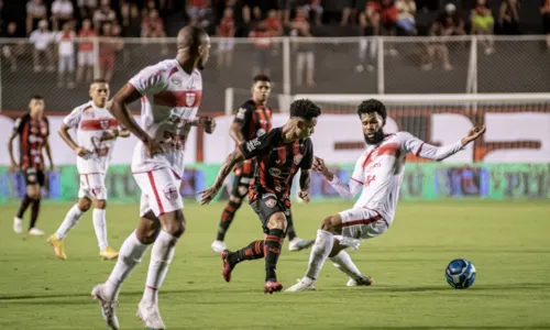 
				
					Vitória se ajusta em campo e conta gol no final para vencer CRB
				
				