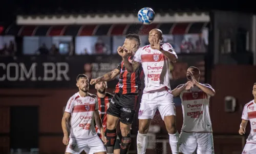 
				
					Vitória se ajusta em campo e conta gol no final para vencer CRB
				
				