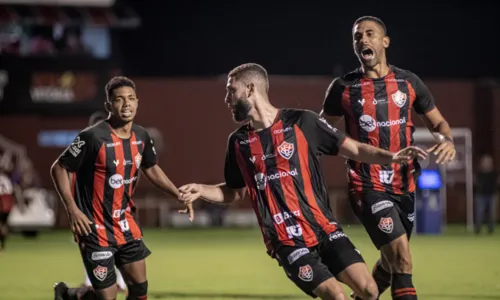 
				
					Vitória se ajusta em campo e conta gol no final para vencer CRB
				
				