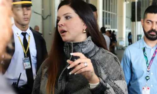 
				
					Lana Del Rey esbanja simpatia ao encontrar fãs em aeroporto do RJ; FOTOS
				
				