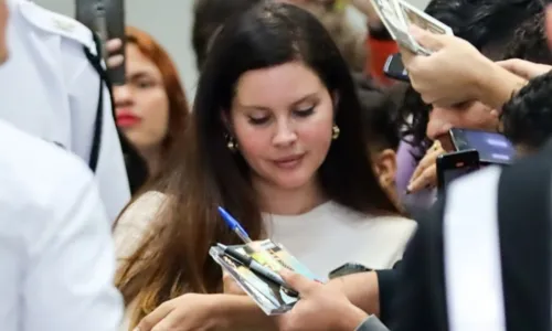 
				
					Lana Del Rey esbanja simpatia ao encontrar fãs em aeroporto do RJ; FOTOS
				
				