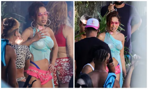 
				
					Com look transparente, Anitta grava novo clipe em comunidade do Rio
				
				