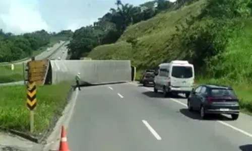 
				
					Caminhão dos Correios é retirado da Via Parafuso, na Bahia
				
				