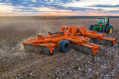 
				
					Empresa lança único equipamento que destrói soqueira do algodão na BA
				
				