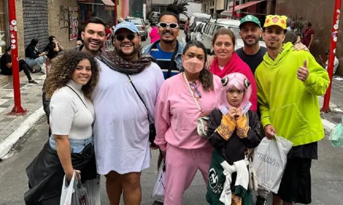 
				
					Em tratamento contra câncer, Preta Gil curte SP com amigos e neta
				
				