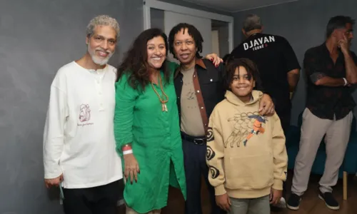 
				
					Famosos tietam Djavan nos bastidores de show no Rio de Janeiro; FOTOS
				
				