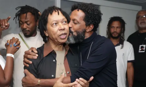 
				
					Famosos tietam Djavan nos bastidores de show no Rio de Janeiro; FOTOS
				
				