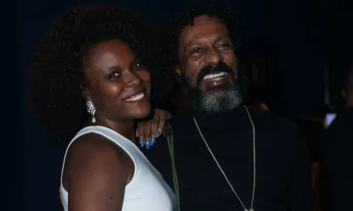 
				
					Famosos tietam Djavan nos bastidores de show no Rio de Janeiro; FOTOS
				
				