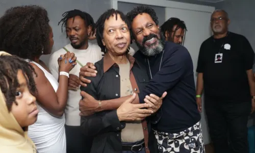 
				
					Famosos tietam Djavan nos bastidores de show no Rio de Janeiro; FOTOS
				
				