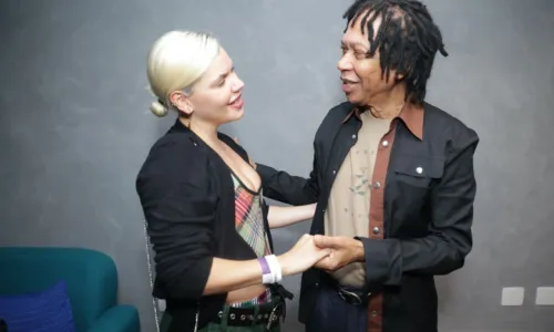 
				
					Famosos tietam Djavan nos bastidores de show no Rio de Janeiro; FOTOS
				
				