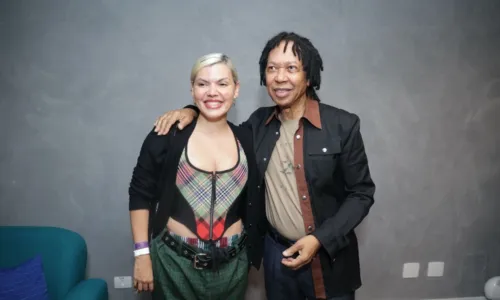 
				
					Famosos tietam Djavan nos bastidores de show no Rio de Janeiro; FOTOS
				
				