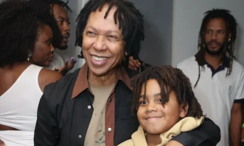 
				
					Famosos tietam Djavan nos bastidores de show no Rio de Janeiro; FOTOS
				
				