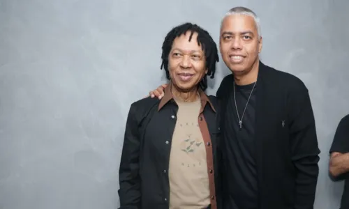 
				
					Famosos tietam Djavan nos bastidores de show no Rio de Janeiro; FOTOS
				
				