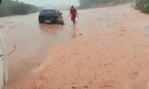 
				
					Após fortes chuvas, Governador da Bahia realiza sobrevoo em Entre Rios
				
				