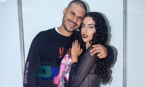 
				
					Marina Sena troca beijos com namorado nos bastidores de show; FOTOS
				
				