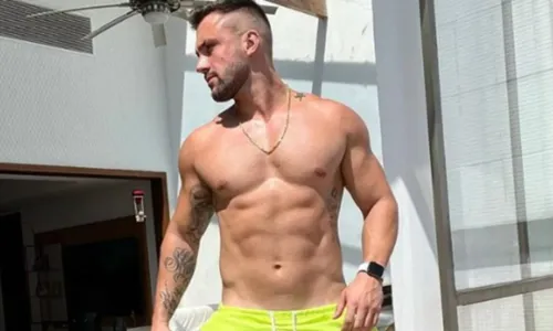 
				
					Ex-BBB Arthur Picoli vive romance com estudante de direito
				
				