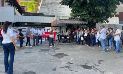 
				
					Trabalhadores da saúde fazem protesto por falta de reajuste salarial
				
				