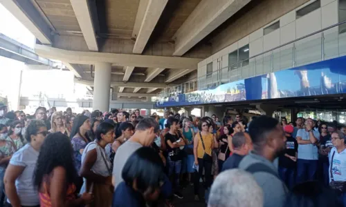 
				
					Servidores municipais fazem manifestação na região da ACM
				
				