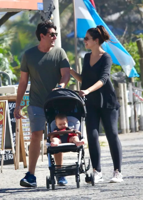 
				
					Bruno De Luca aproveita sol em passeio na Orla do Rio com a família
				
				