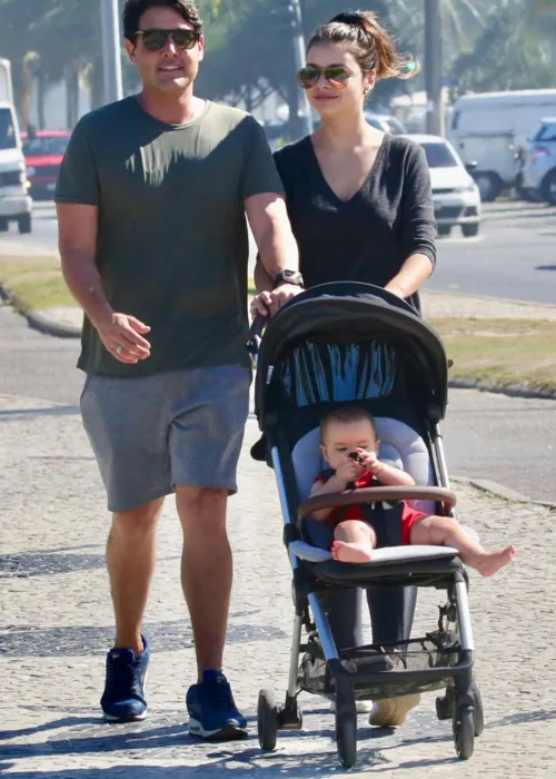 
				
					Bruno De Luca aproveita sol em passeio na Orla do Rio com a família
				
				