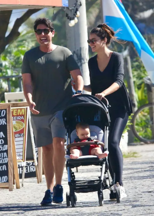 
				
					Bruno De Luca aproveita sol em passeio na Orla do Rio com a família
				
				