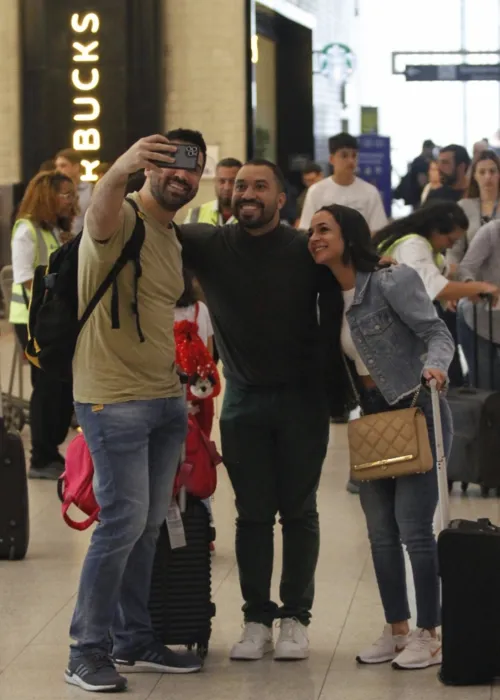 
				
					Gil do Vigor faz a festa de fãs ao desembarcar em aeroporto no Rio
				
				