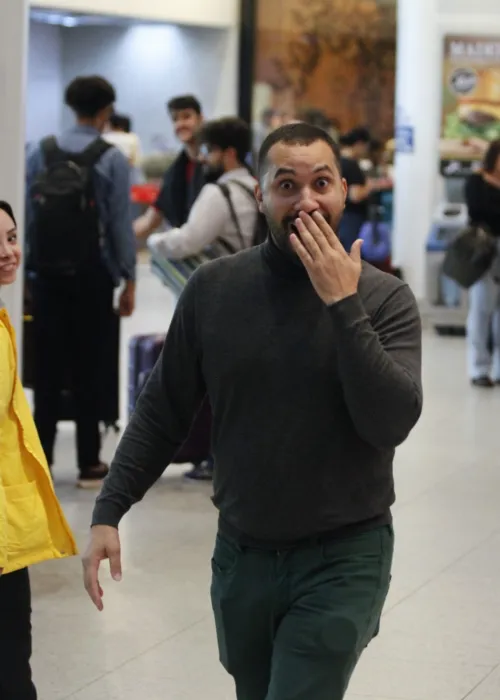 
				
					Gil do Vigor faz a festa de fãs ao desembarcar em aeroporto no Rio
				
				