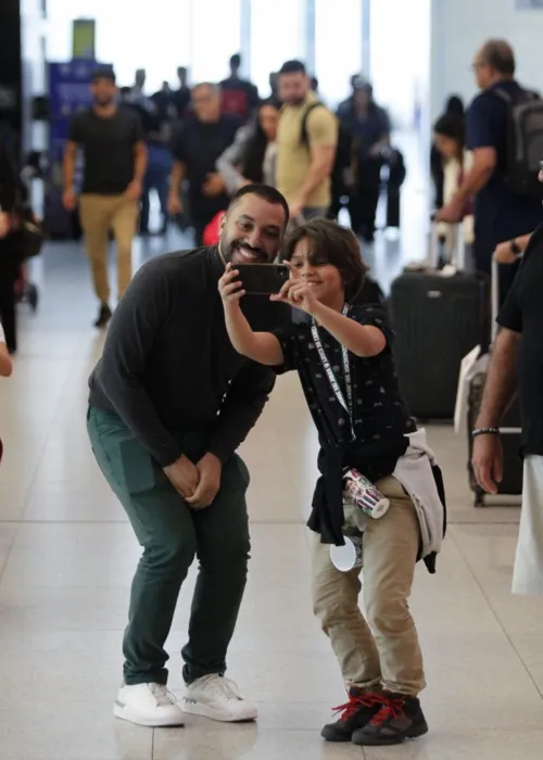 
				
					Gil do Vigor faz a festa de fãs ao desembarcar em aeroporto no Rio
				
				