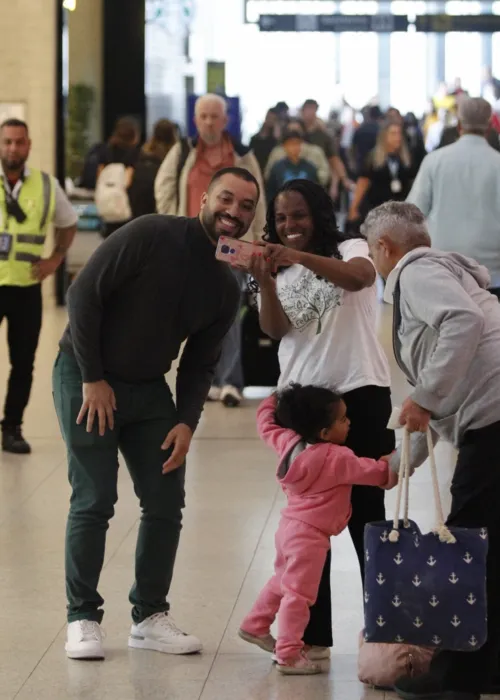 
				
					Gil do Vigor faz a festa de fãs ao desembarcar em aeroporto no Rio
				
				