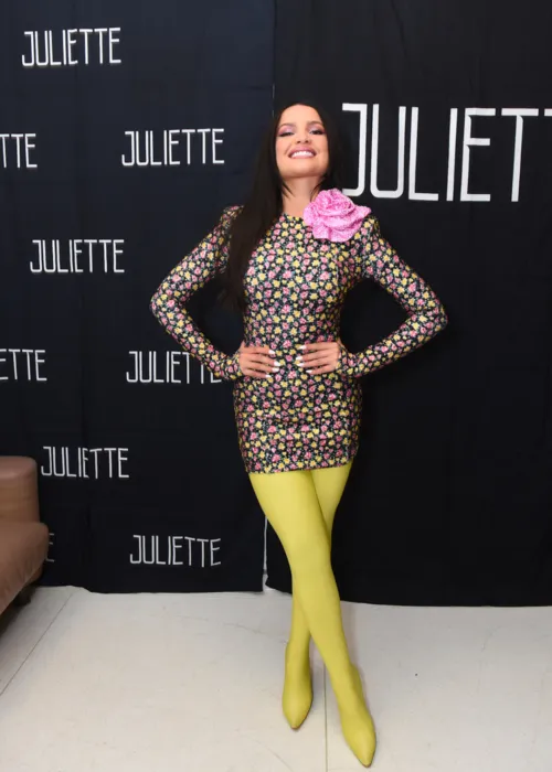 
				
					Juliette aposta em vestido florido coladinho no corpo para show; fotos
				
				